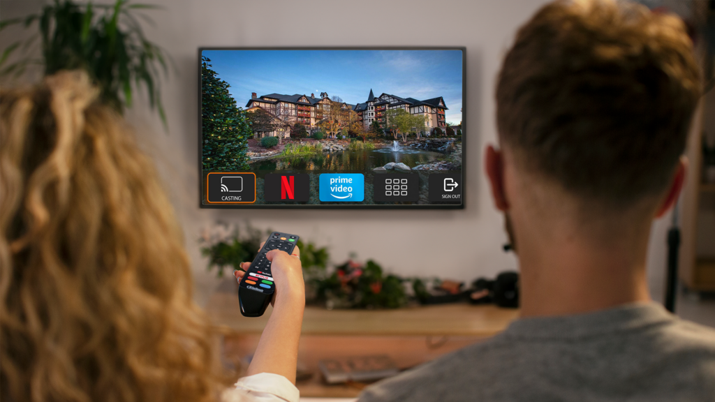 Paar sieht sich die beste Chromecast-Lösung für Hotels an, OnlyCast