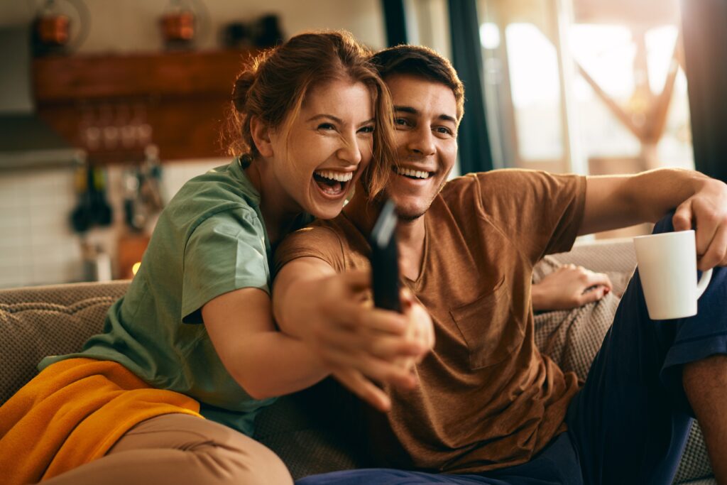 Des clients heureux regardent les solutions de diffusion pour hôtels