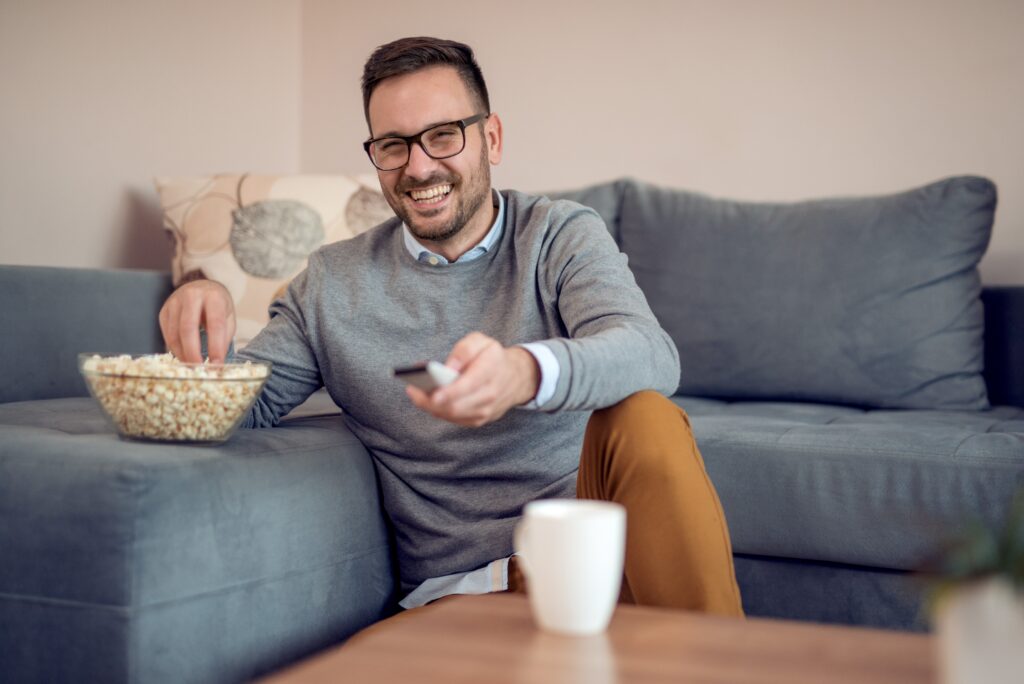 Homme heureux regardant des solutions de diffusion pour hôtels